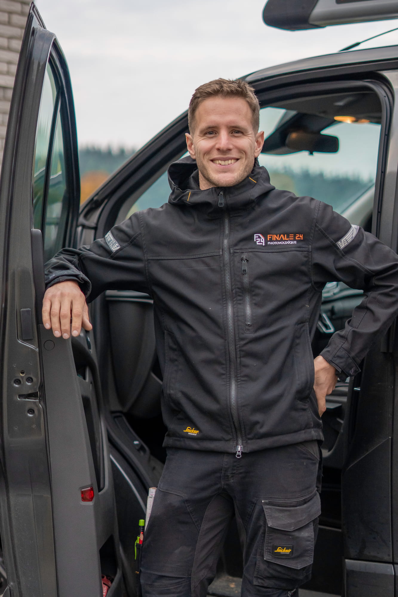 Raphaël Franssen dans l'ouverture de portière de la camionnette Finale24