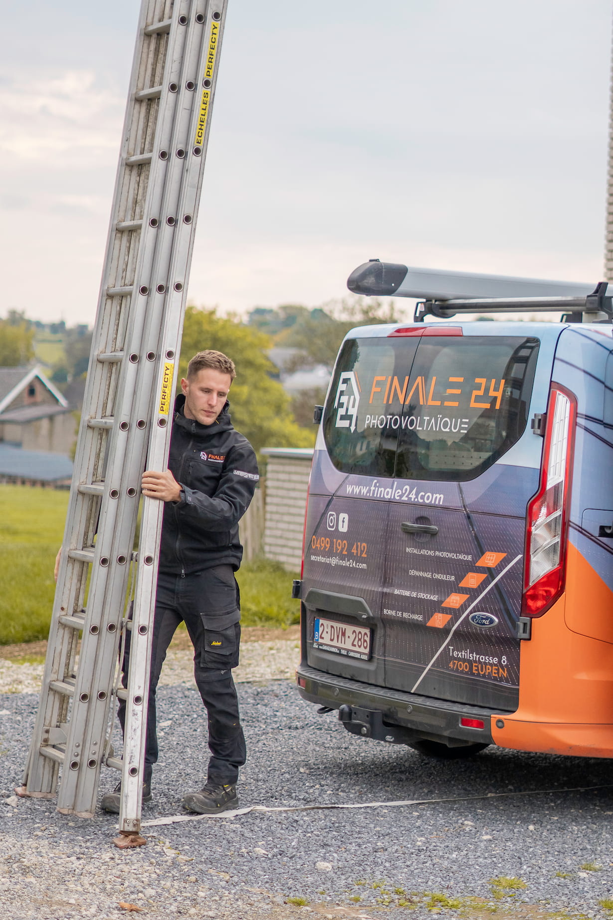 Raphaël Franssen portant l'échelle de la camionnette Finale24