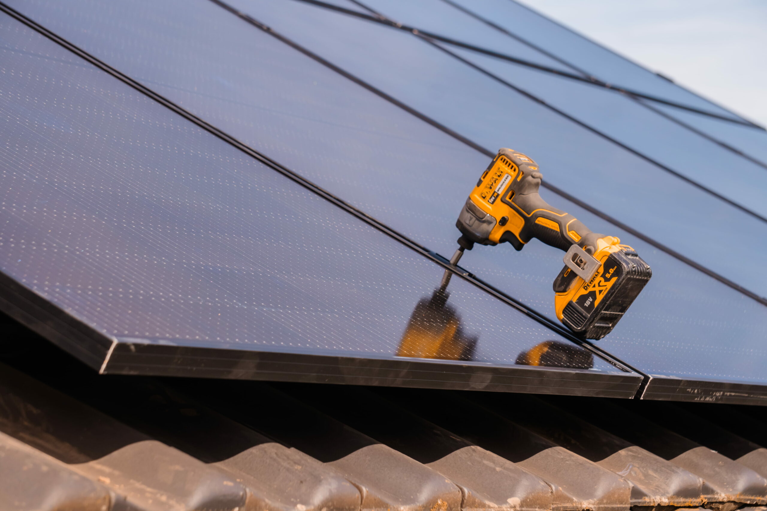 installation de panneaux photovoltaïques en cours par Finale24