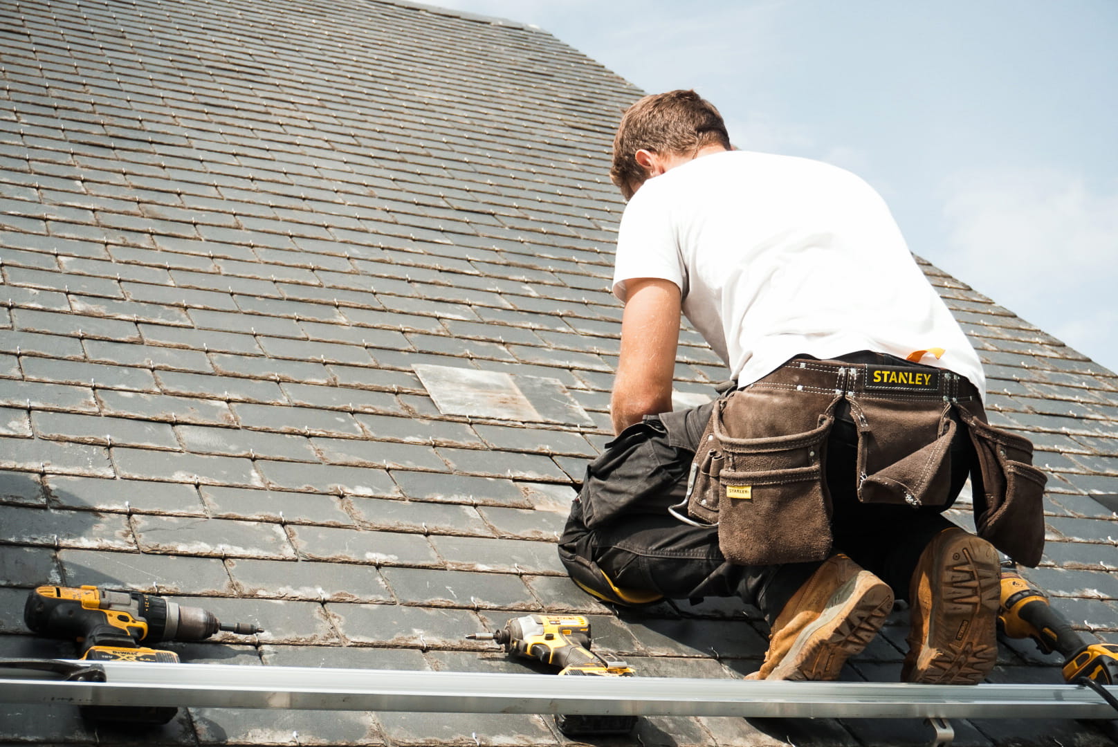 Raphaël Franssen de Finale24, installateur de panneaux photovoltaïques en action