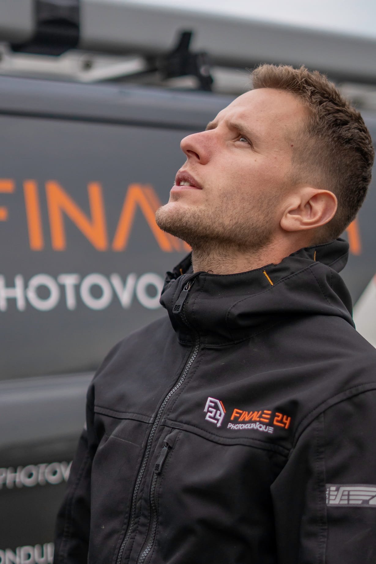 Raphaël Franssen devant la camionnette de l'entreprise photovoltaïque Finale24 à Eupen