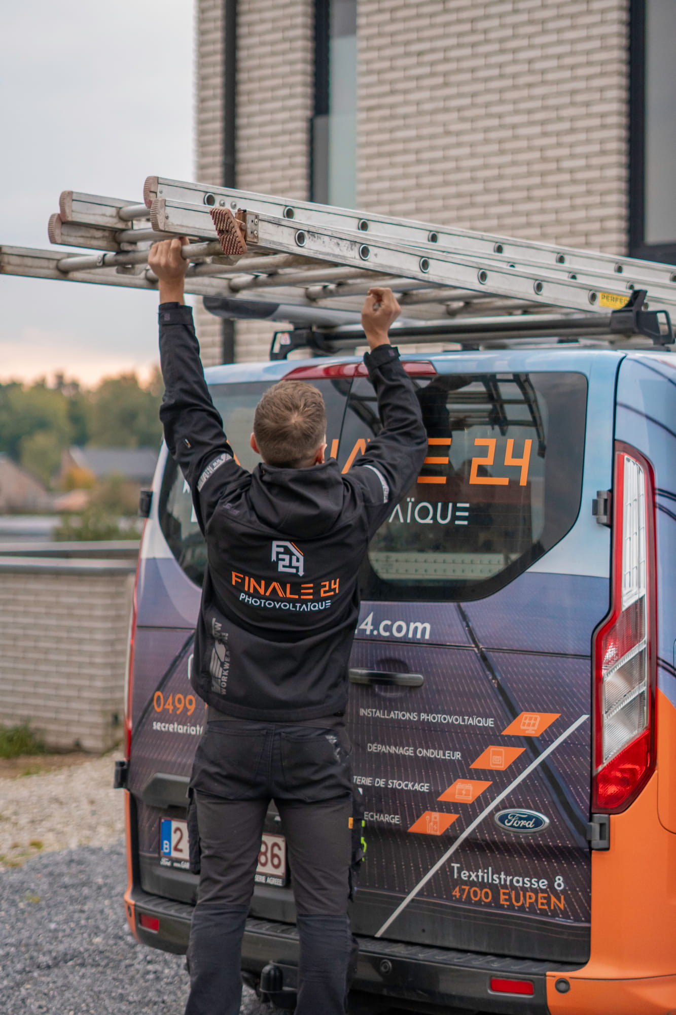 Raphaël Franssen tirant l'échelle de la camionnette Finale24