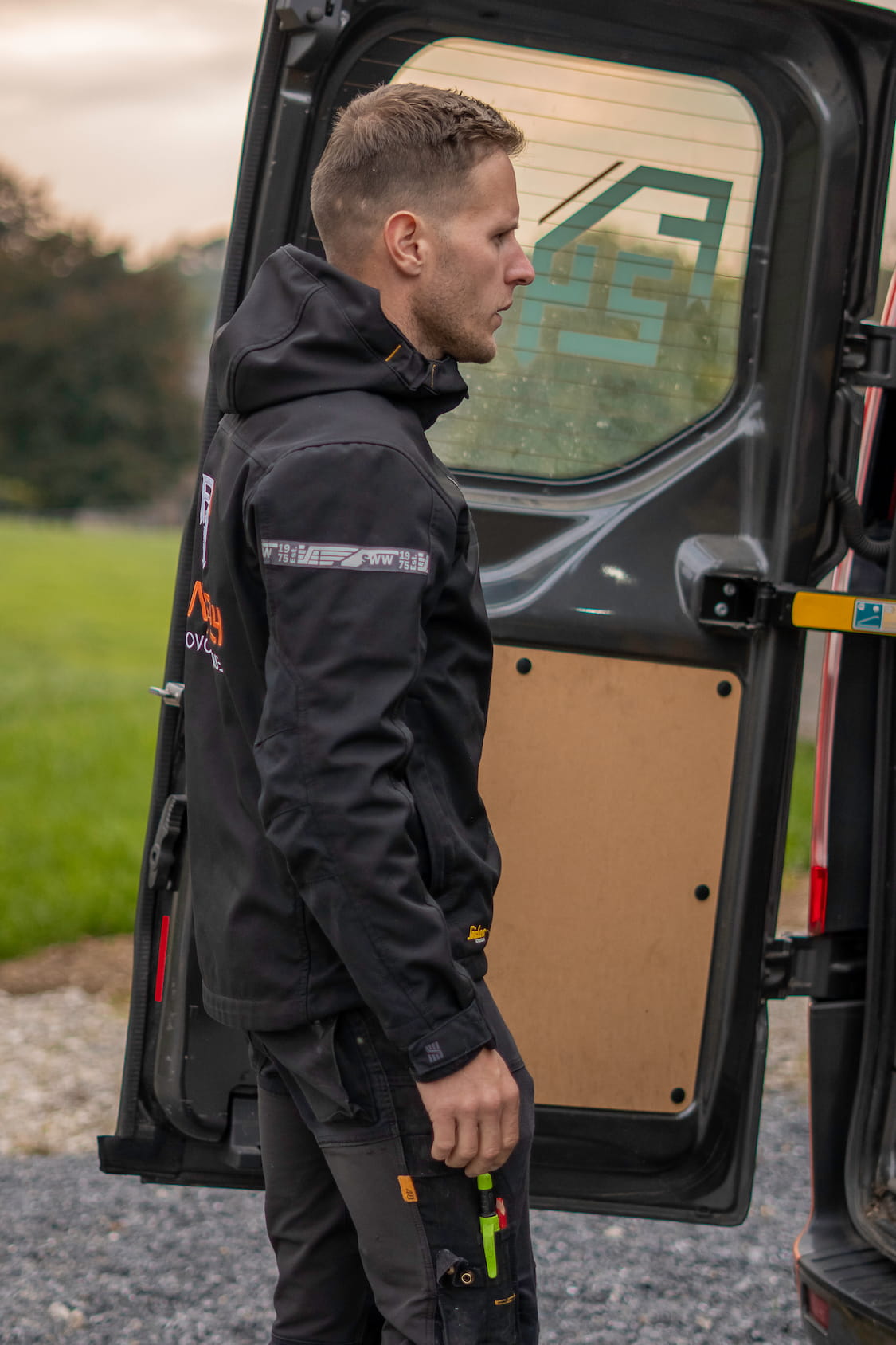 Raphaël Franssen regardant à l'intérieur de la camionnette Finale24